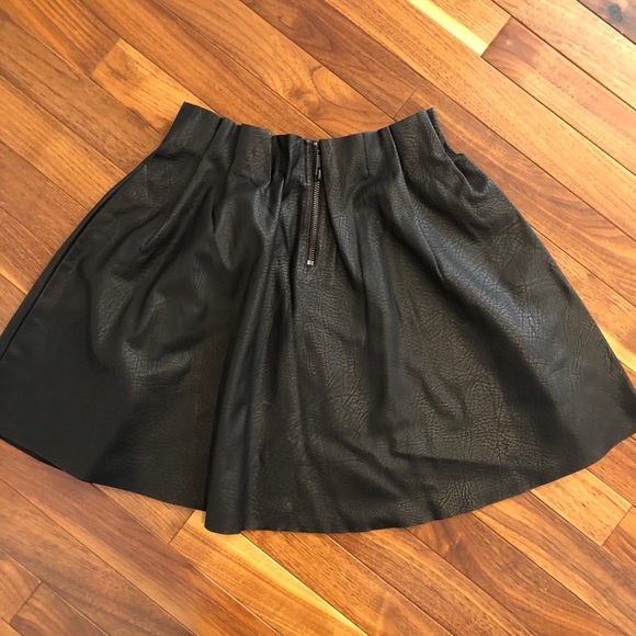 🍉 2/25$ Vero Moda faux leather mini skirt, xs - Picture 2 of 4